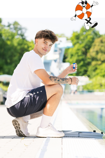 Auszubildender nimmt Wasserprobe